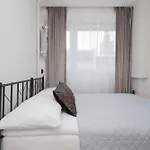 Cozy In The Centre Of By Renters Daire