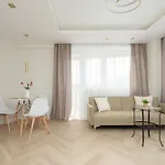 Cozy In The Centre Of By Renters *