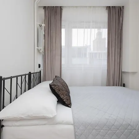 Cozy In The Centre Of By Renters Apartman