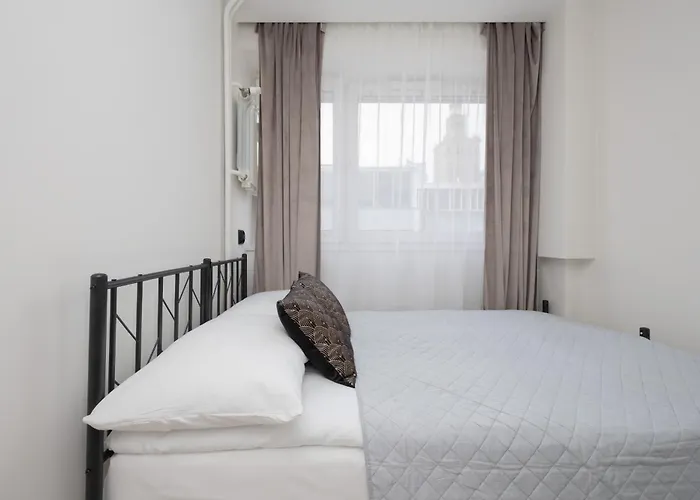 Cozy In The Centre Of By Renters Apartment